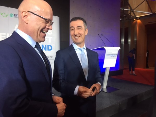 MITTELSTANDSVERBUND-Präsident Günter Althaus im Gespräch mit Cem Özdemir, Parteichef von Bündnis 90/ Die Grünen beim parlamentarischen Abend der AG Mittelstand am 25. April in Berlin.