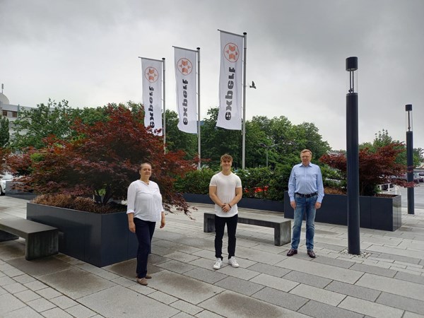 Gratulation_expert-Azubi_ECommerce, von links nach rechts: Ausbilderin und Gruppenleiterin im E-Commerce Annette Bartilla, Dualer Student Julian Scholz und Vorstand für Finanzen, Personal und Versicherung Gerd-Christian Hesse