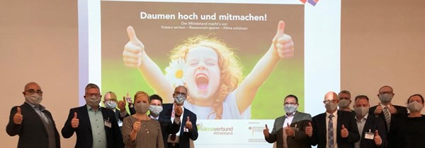 Die vier angehenden Vollzeit-Klimaprofis trafen am 5. Oktober 2020 in Essen auf fünf Vertreter der Klimaverbundpartner: Die REWE-Group, expert, NOWEDA, Sagaflor und die BÄKO Weser-Ems sind im Boot, um Klimaschutz und energieeffizientes Wirtschaften für den Mittelstand neu zu denken. 