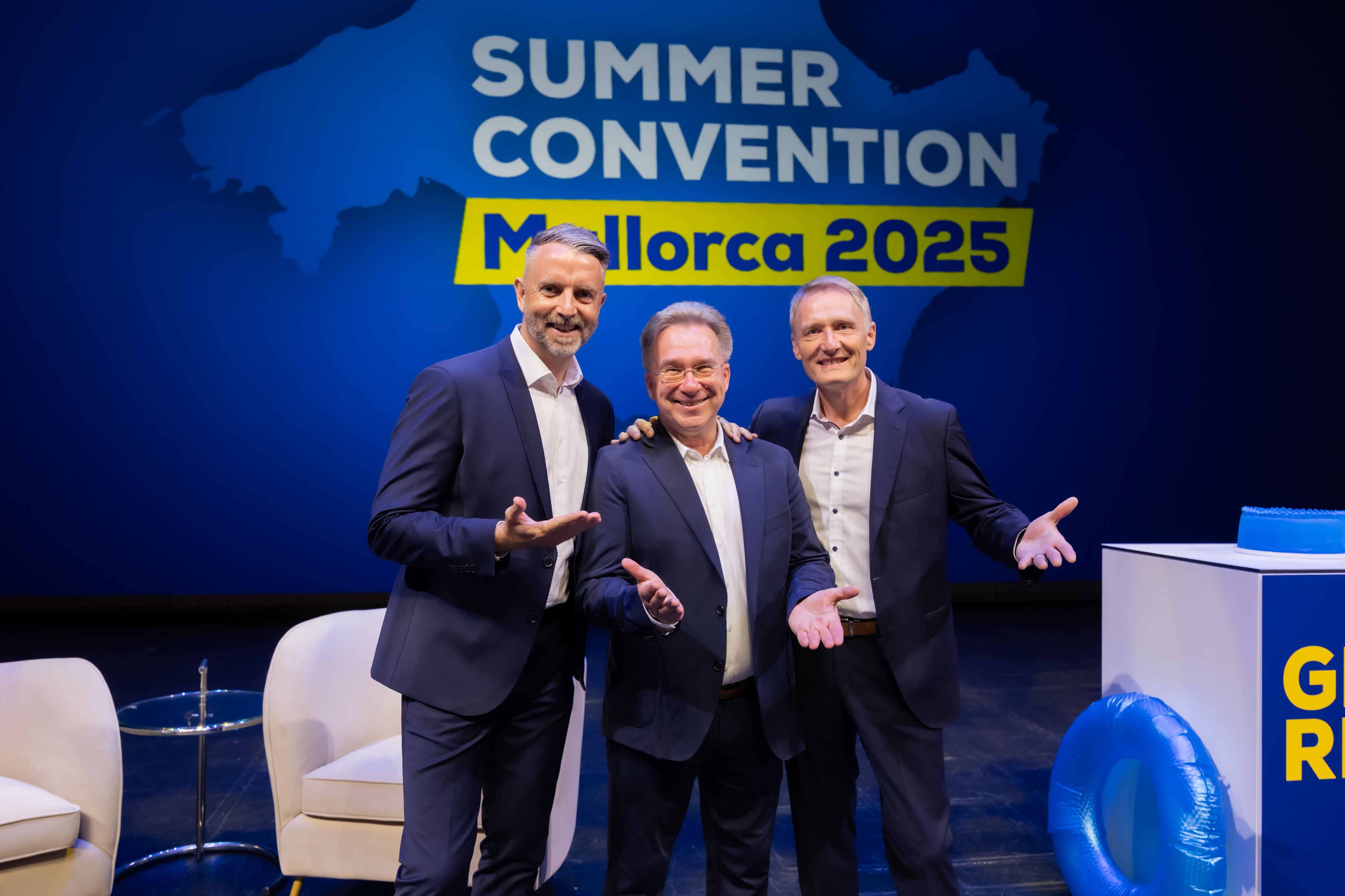 Das Vorstandstrio der EURONICS Deutschland eG auf der EURONICS Summer Convention 2025 v. l. n. r.: Brendan Lenane, Benedict Kober, Denis-Benjamin Kmetec