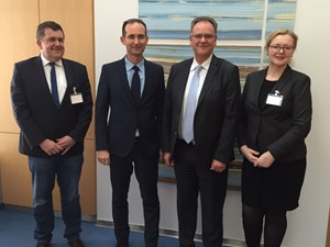 Die MITTELSTANDSVERBUND-Geschäftsführer Jörg Glaser (l.) und Judith Röder (r.) mit den Sanacorp-Vorständen Carsten Reimann (m.l.) und Klaus Edelmann (m.r.)