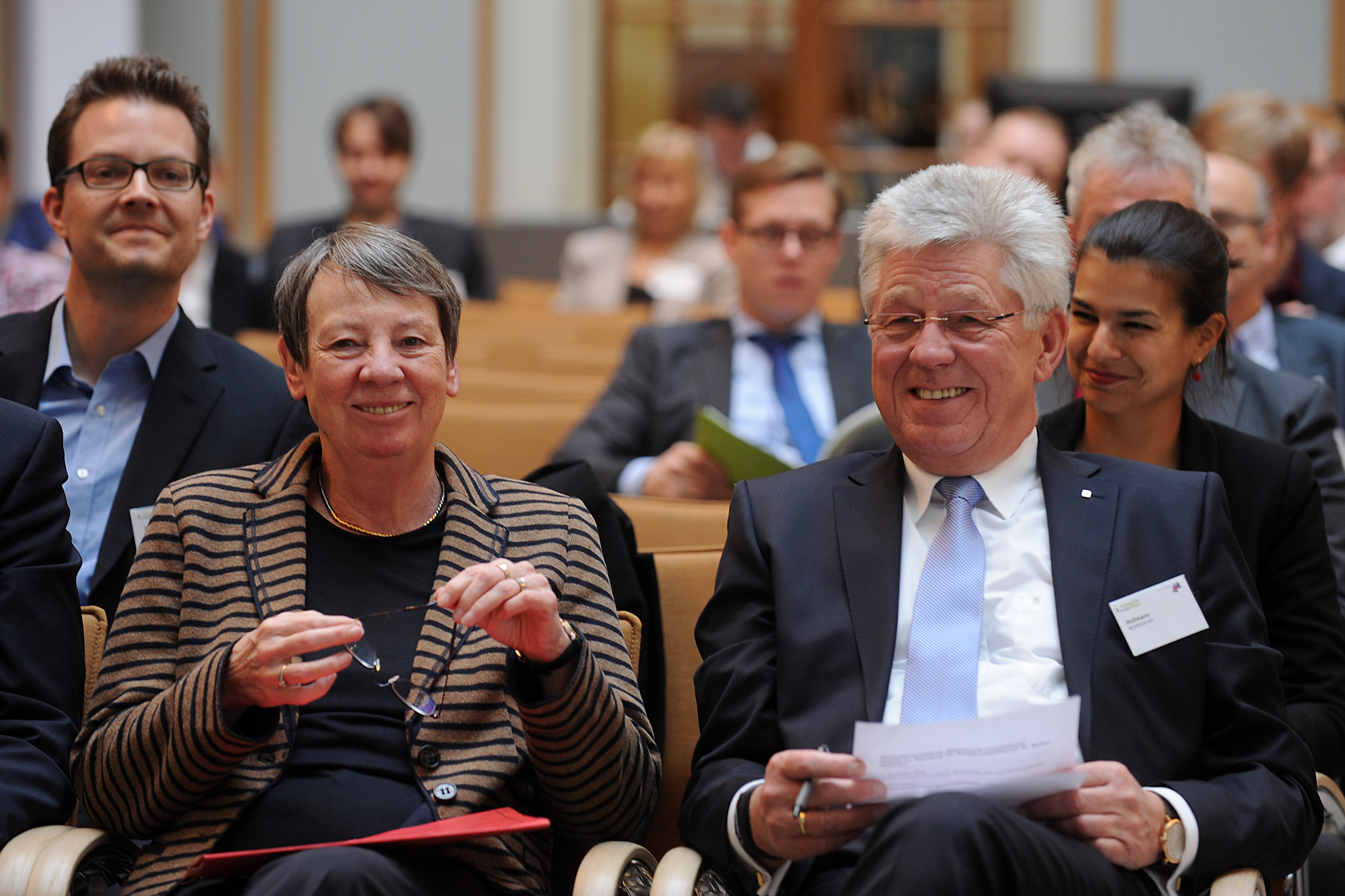 Bild von der Abschlussveranstaltung im Umweltministerium (Bildunterschrift: Bundesumweltministerin Dr. Barbara Hendricks und MITTELSTANDSVERBUND-Präsident Wilfried Hollmann bei der Abschlussveranstaltung des Projekts "Mittelstand für Energieeffizienz")