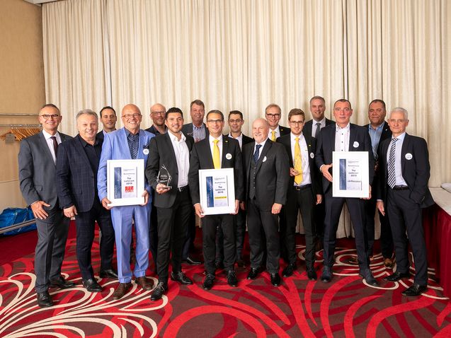 Die TOP-Lieferanten 2019 der EUROBAUSTOFF in der Fachgruppe Tiefbau stellen sich gemeinsam mit Geschäftsführer Hartmut Möller, Fachbereichsleiter Steffen Bekeszus sowie den Fachgruppen-Sprechern Tiefbau Peter Böhm und Dietmar Cramer dem Fotografen.