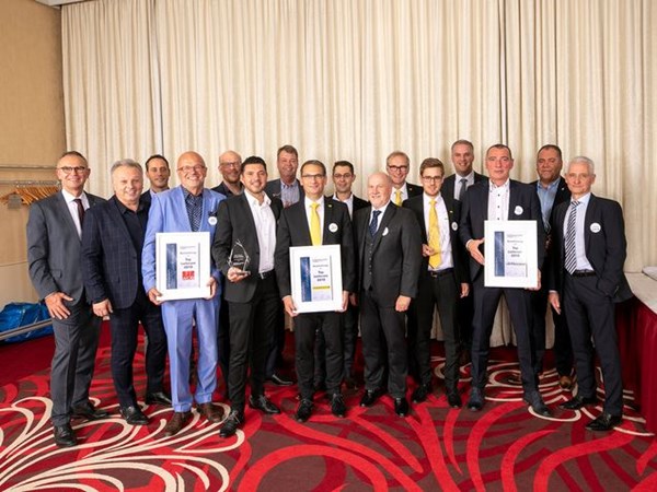 Die TOP-Lieferanten 2019 der EUROBAUSTOFF in der Fachgruppe Tiefbau stellen sich gemeinsam mit Geschäftsführer Hartmut Möller, Fachbereichsleiter Steffen Bekeszus sowie den Fachgruppen-Sprechern Tiefbau Peter Böhm und Dietmar Cramer dem Fotografen.