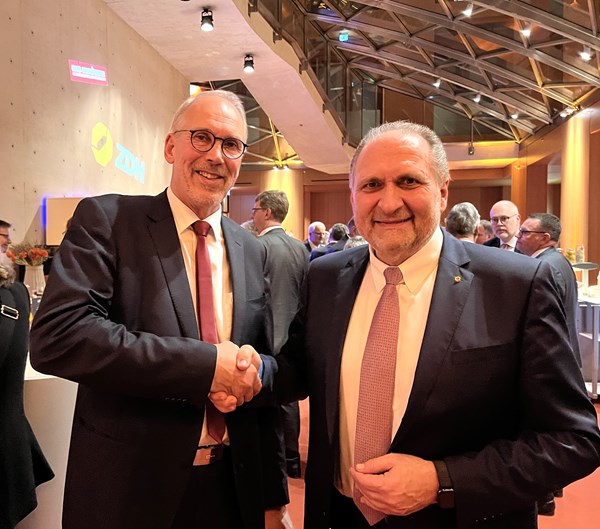 Dr. Ludwig Veltmann bedankte sich bei Hans Peter Wollseifer für die gute und vertrauensvolle Zusammenarbeit.