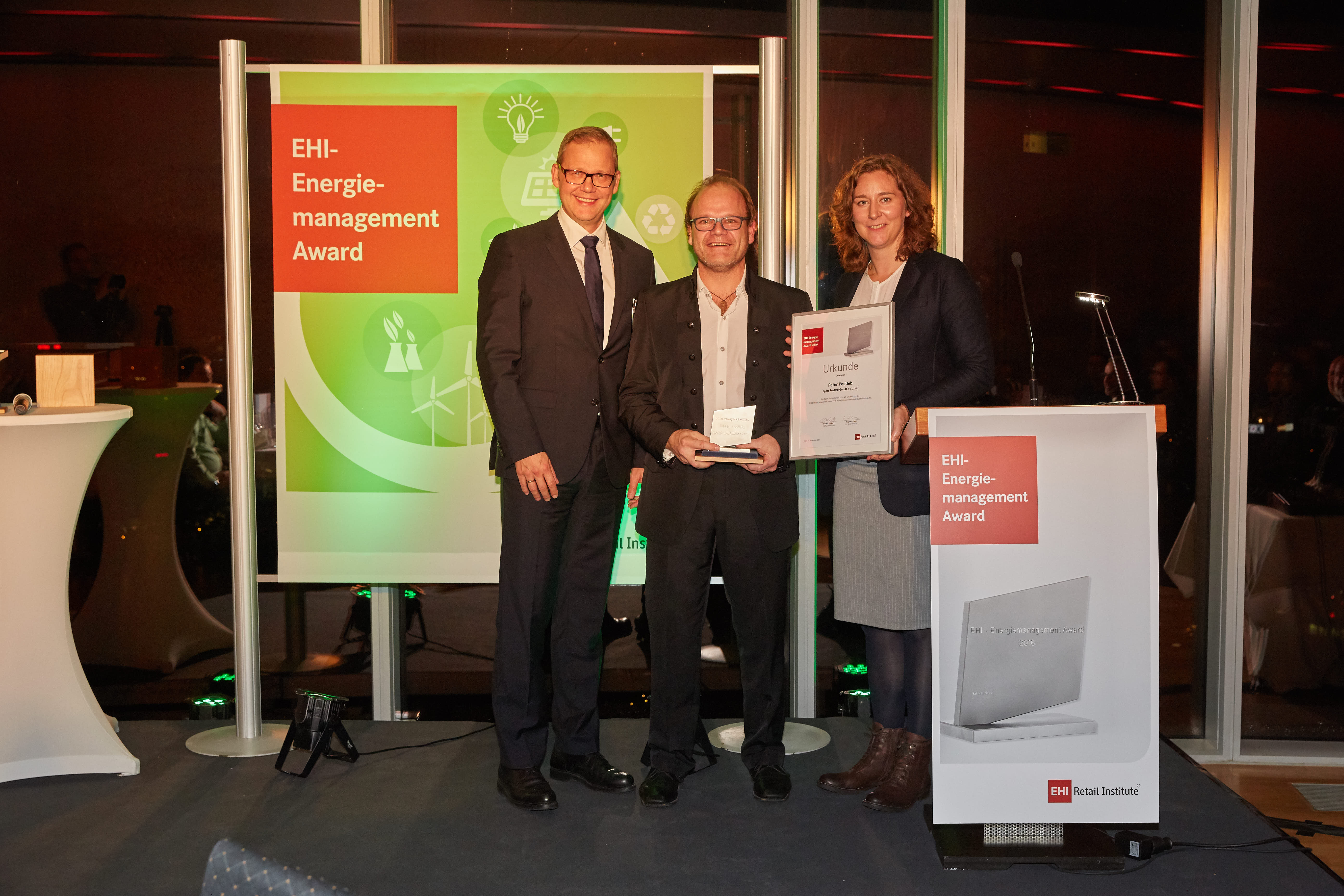 (v.l.): Laudator Ralph Kensmann, Start.Design, Preisträger Peter Postleb, INTERSPORT Postleb, Andrea Vogt, INTERSPORT Deutschland