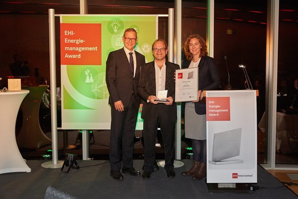 (v.l.): Laudator Ralph Kensmann, Start.Design, Preisträger Peter Postleb, INTERSPORT Postleb, Andrea Vogt, INTERSPORT Deutschland