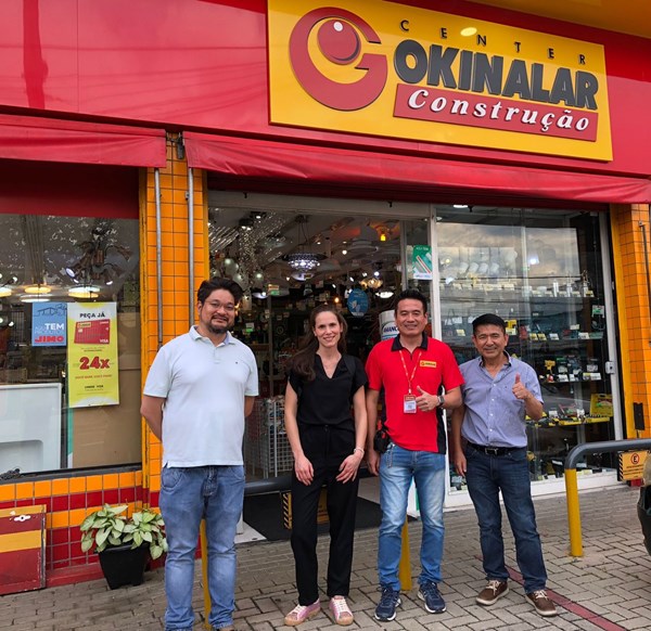 V.l.n.r.: Fernando Takashi (Schatzmeister FEBRAMAT), Clarissa Beckert-Schmid (DER MITTELSTANDSVERBUND), Alexandre Akamine (Präsident Mitgliedsverbundgruppe Center Okinalar, Besitzer eines Baumarktes in São Paulo), Katsumori Ueta (Beirat FEBRAMAT)