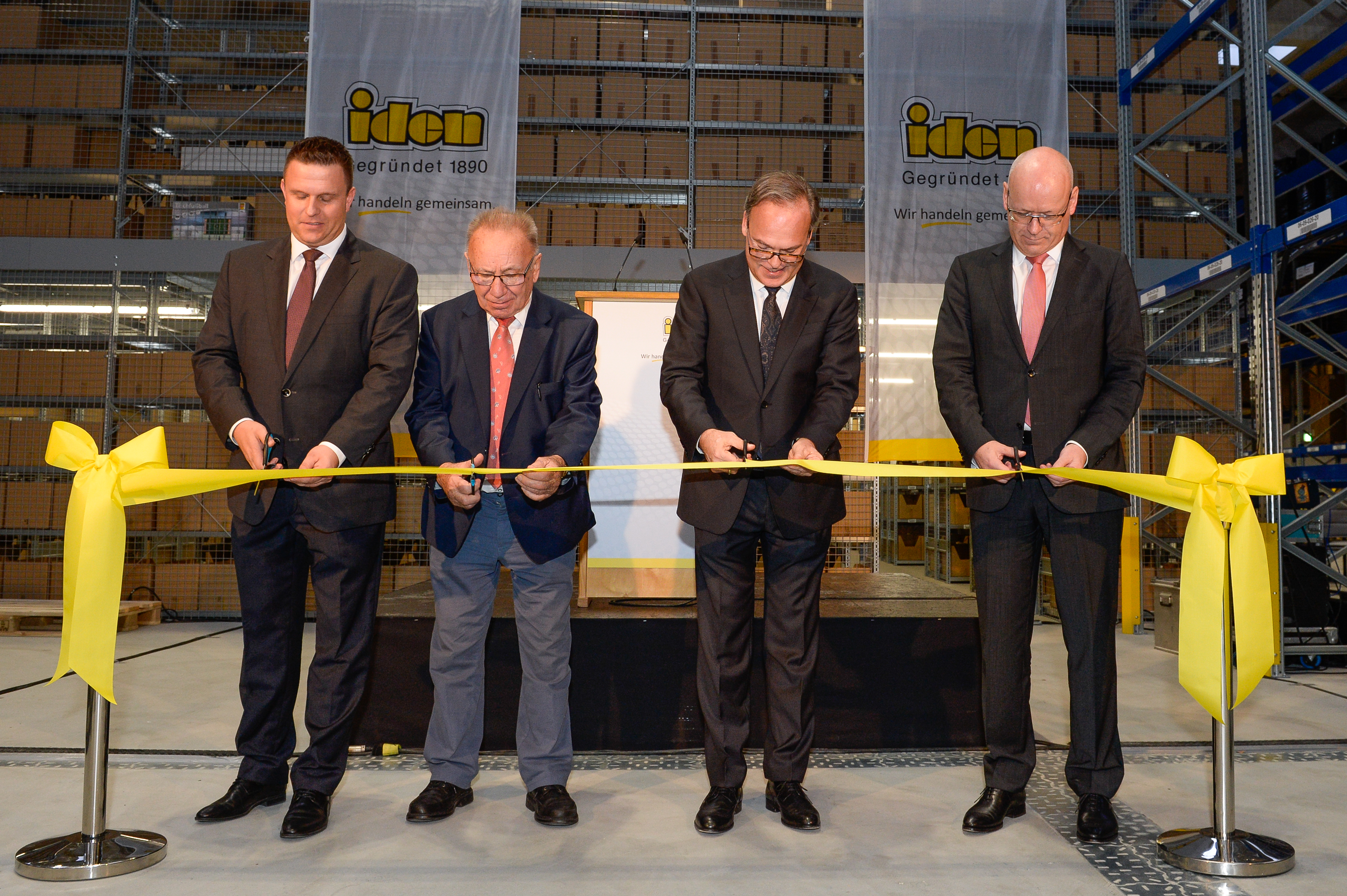 Geschäftsführer Hans Jörg Iden (2. v. r.) und Günter Althaus, MITTELSTANDSVERBUND-Präsident am 11. November 2016 zur Eröffnung des neuen Logistikcenters. 