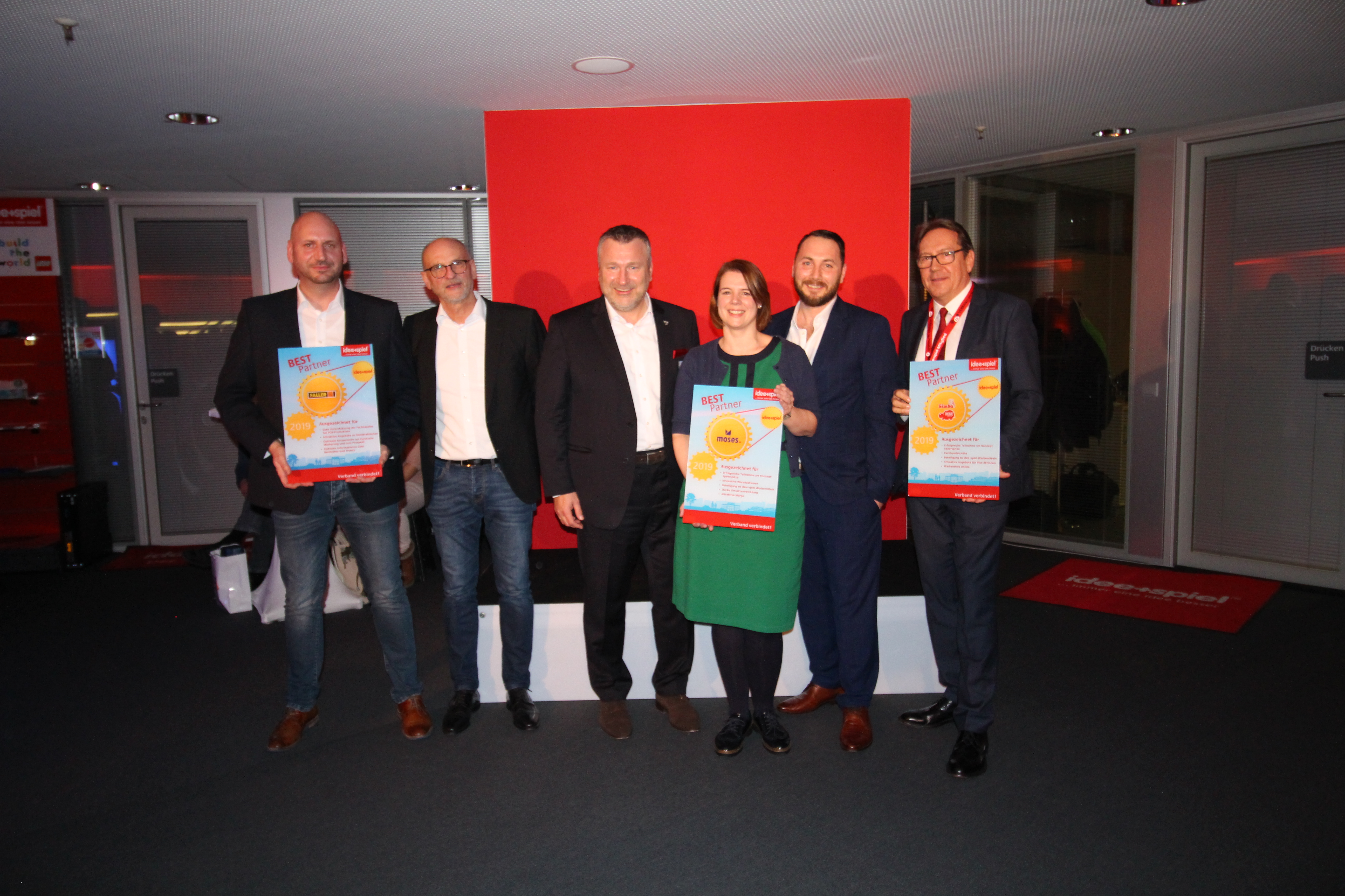 Best Partner 2019 (v.l.): Norbert Trommeter (Gebr. Faller), Manfred Schütz (Gebr. Faller), Andreas Schäfer (idee+spiel), Martina Mönchhalfen (moses.verlag), Ali Demirak (mo- ses.verlag), Uwe Weiler (Simba Dickie)