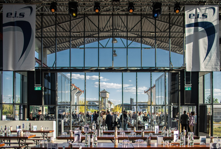 Intensives Networking von Mitgliedern und Lieferanten bei herrlichem Wetter am Messeabend 