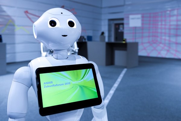 „Wow, das sind aber tolle Schuhe!“ – der kleine weiße Roboter Pepper hatte für jeden der Besucher einen netten Spruch übrig.