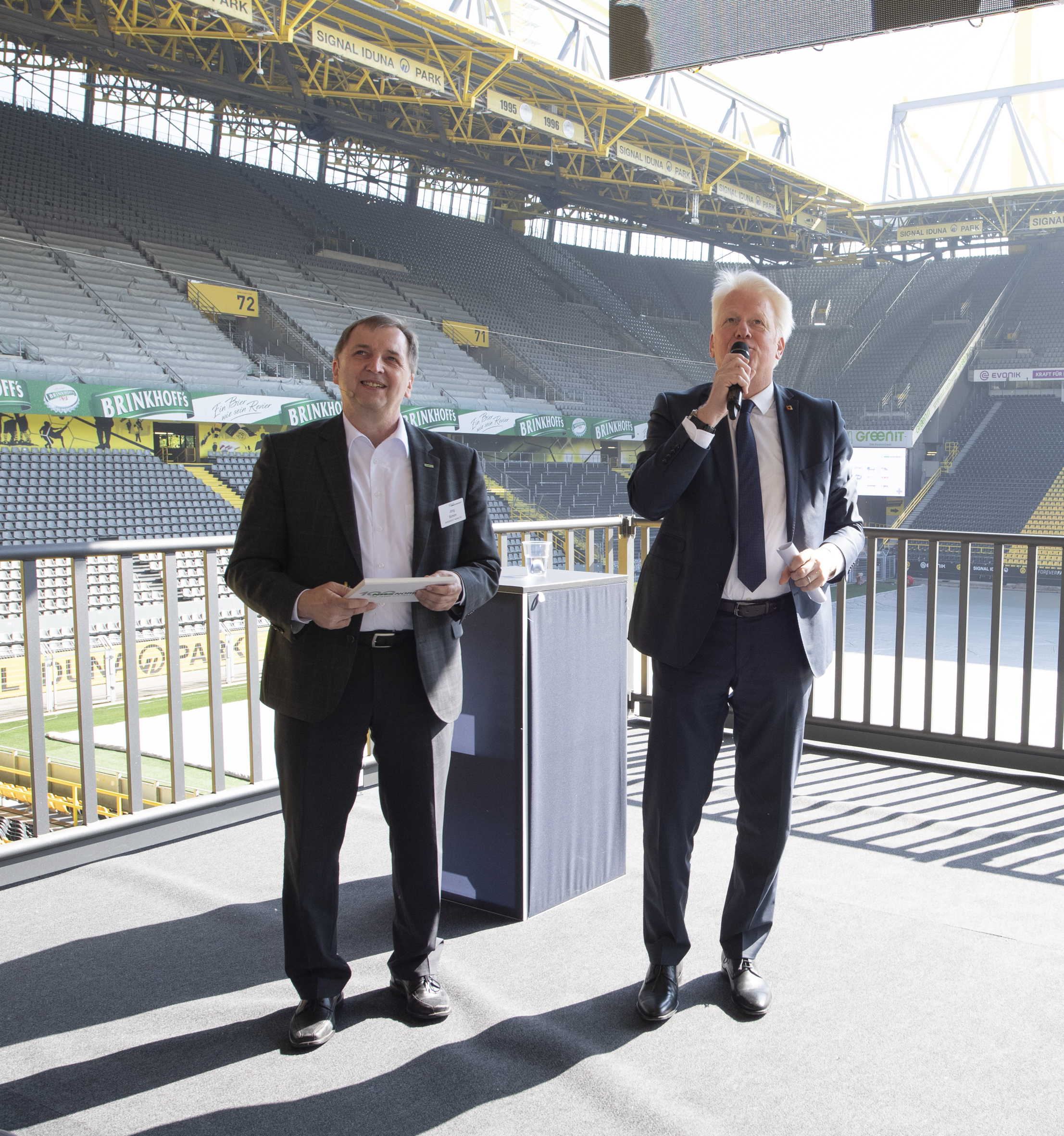 Gemeinsam auf der Bühne: Jörg Simon (l.) und Ullrich Sierau, während der Feierlichkeiten zum 100. Nordwest- Geburtstag.