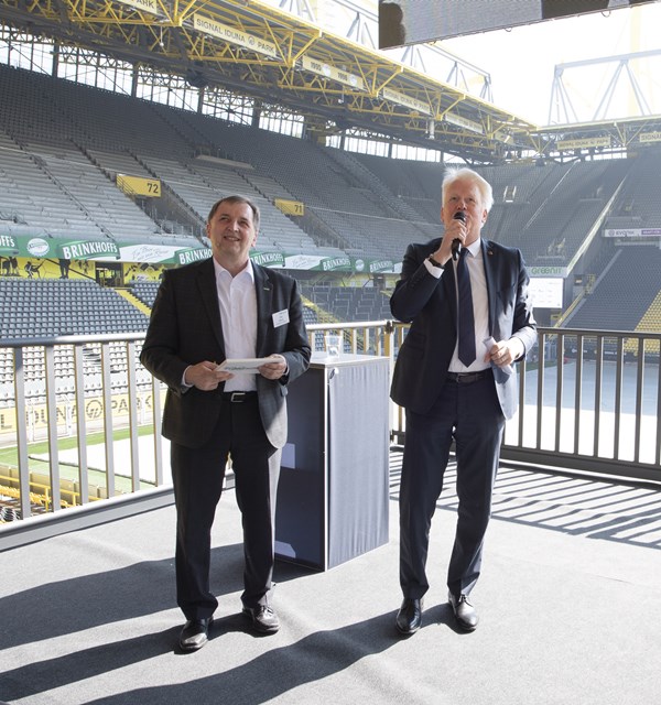 Gemeinsam auf der Bühne: Jörg Simon (l.) und Ullrich Sierau, während der Feierlichkeiten zum 100. Nordwest- Geburtstag.