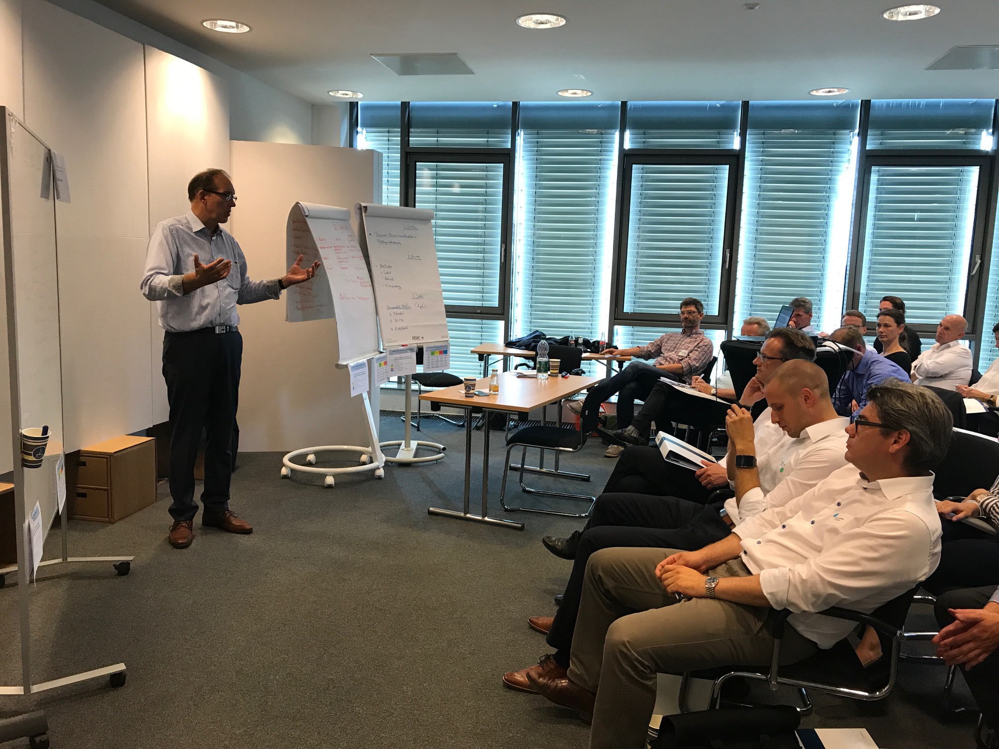 Dr. Ludwig Veltmann, Hauptgeschäftsführer des MITTELSTANDSVERBUNDES, stellt die Ergebnisse der Workshops vor.