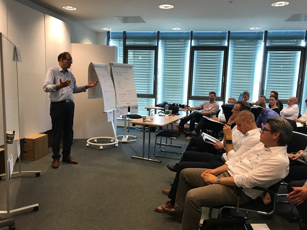 Dr. Ludwig Veltmann, Hauptgeschäftsführer des MITTELSTANDSVERBUNDES, stellt die Ergebnisse der Workshops vor.