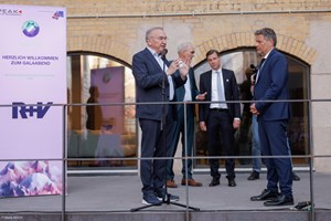 2024-05-15-Eckhard-Schwarzer-Robert-Habeck-Bühne.JPG