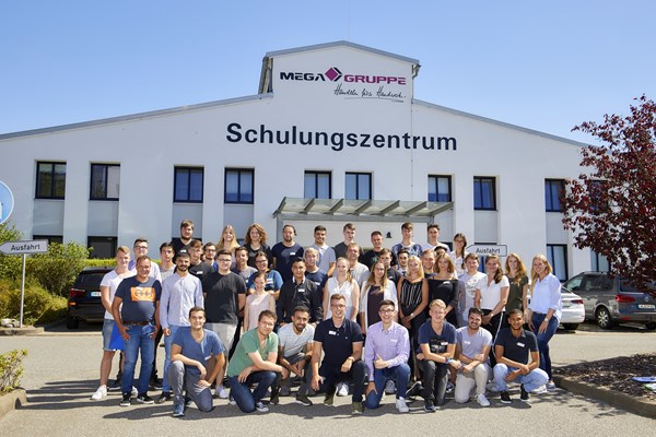 Erfolgreicher Start für einen neuen Jahrgang MEGAzubis: Mehr als 40 junge Menschen haben sich für eine der zahlreichen kaufmännischen und gewerblichen Ausbildungsmöglichkeiten bei der handwerkseigenen MEGA eG entschieden. 