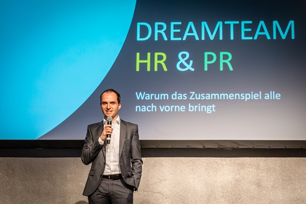 Warum HR und PR am gleichen Strang ziehen sollten, berichtete Nils Hille, Geschäftsführer der Deutschen Akademie für Public Relations.