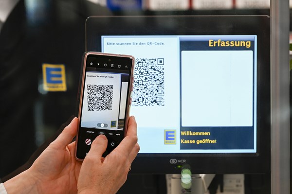 An der Kasse des teilnehmenden EDEKA-Marktes kann der Kunde nach Bezahlen des Einkaufs entscheiden, in welcher Form er seinen Bon erhalten möchte.