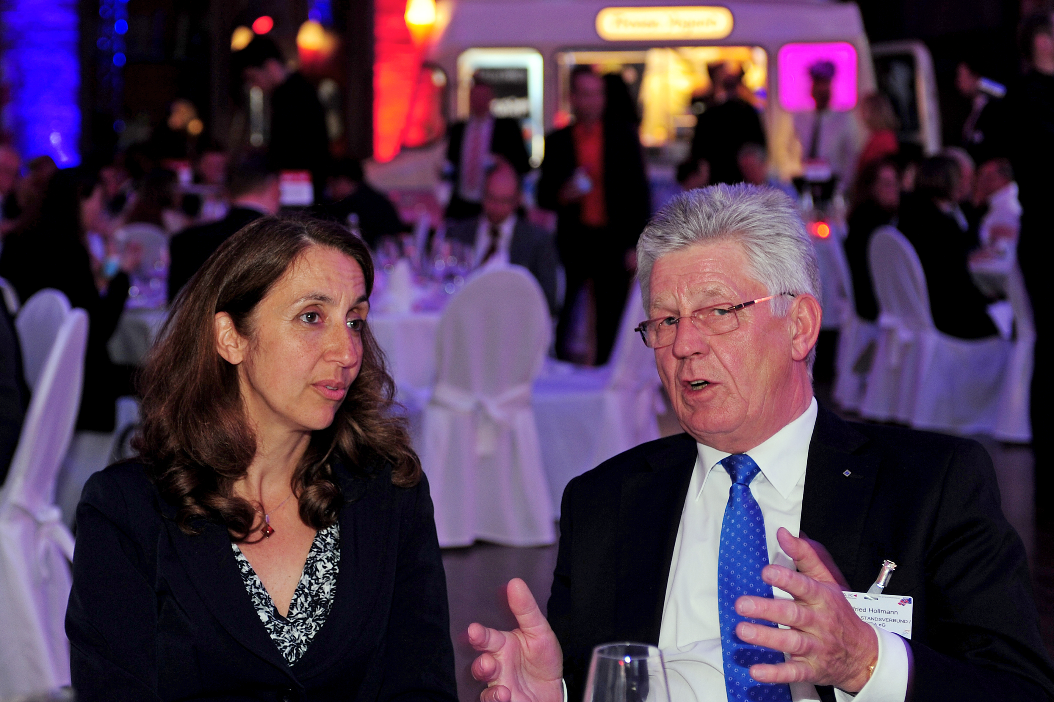 Staatsministerin Aydan Özoğuz mit MITTELSTANDSVERBUND-Präsident Wilfried Hollmann am 10. Mai 2016 zur Verleihung des Kreativpreises 2016