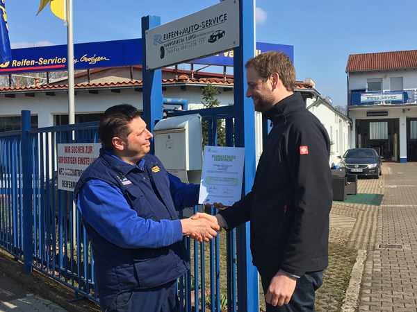 Ernst Panse, Leiter Klima & Energie, überreicht Luigi Vangelista das Klimaschutzzertifikat des MITTELSTANDSVERBUNDES.