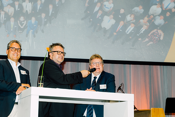 Der bekannte Moderator Ben Streubel vom SWR interviewte zum Auftakt der Jubiläumsfeier die beiden Hagos Vorstände, Ralf Tigges und Guido Eichel. ©Hagos eG