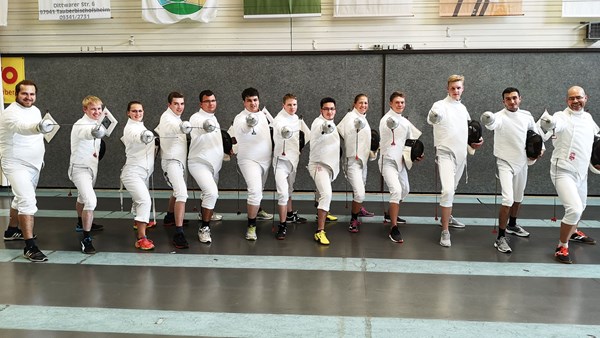 Viel Spaß beim Fechten: Junge Elektriker bei der e-masters Azubi Prämierung 2019.