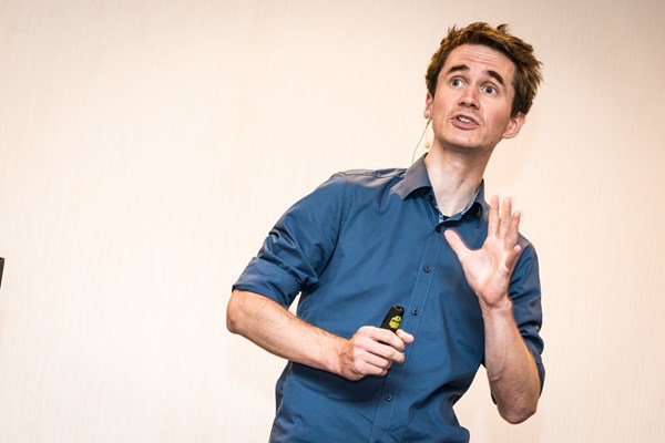 Werden früher oder später Menschen in allen Arbeitsbereichen von Computern ersetzt? Der Neurowissenschaftler und Gastredner der diesjährigen PEAK, Dr. Henning Beck, meint: „Das stimmt nicht!“.