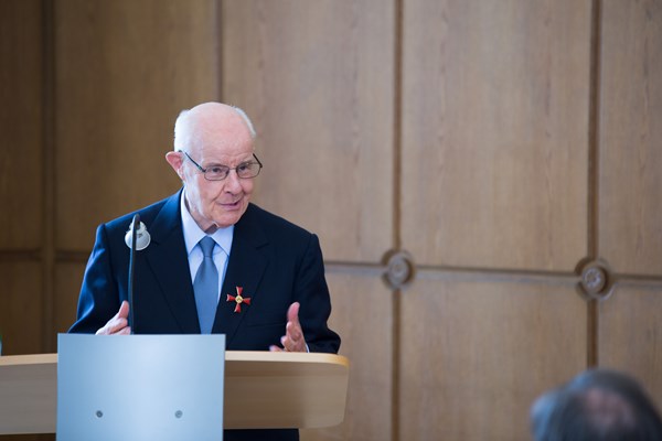 Dr. Eugen Trautwein wurde von Wuppertals Oberbürgermeister Andreas Mucke mit dem Verdienstkreuz 1. Klasse ausgezeichnet.