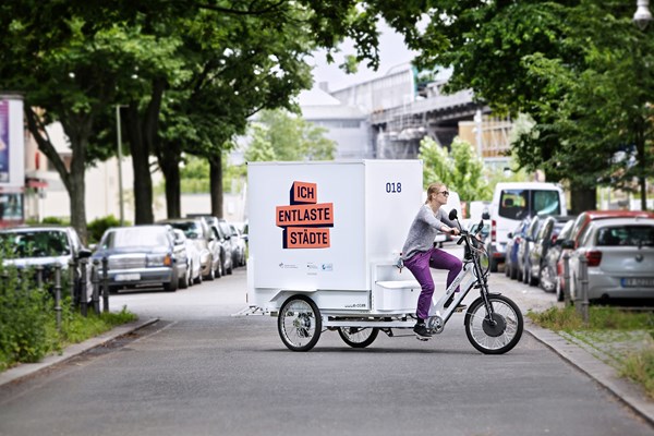 Neben dem Imagegewinn, ein innovatives und nachhaltiges Transportmittel im sichtbaren Außeneinsatz zu haben, kann der innerstädtische Einsatz eines Lastenrads Unternehmen sowohl zeitliche Vorteile (z.B. Wegfall der Parkplatzsuche) als auch langfristige Kosten- und Gesundheitsvorteile bieten. 