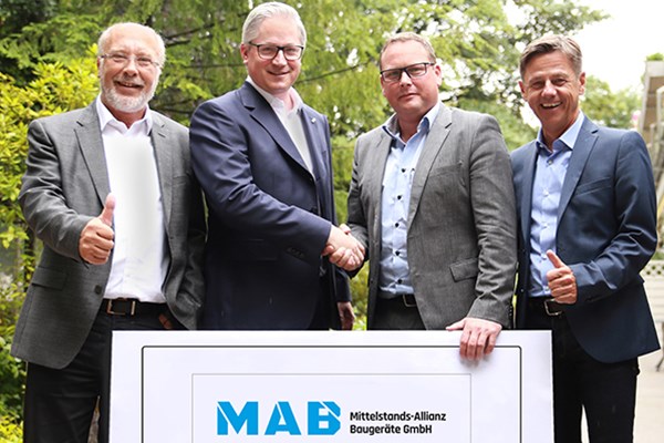 (v.li.) Hans-Jürgen Adorf (Beiratsvorsitzender E/D/E), Dr. Andreas Trautwein (Vorsitzender der Geschäftsführung E/D/E), Steffen Eberle (Geschäftsführer EVB BauPunkt), Manfred Mischinger (Berater und Projektleiter Einkauf EVB BauPunkt).