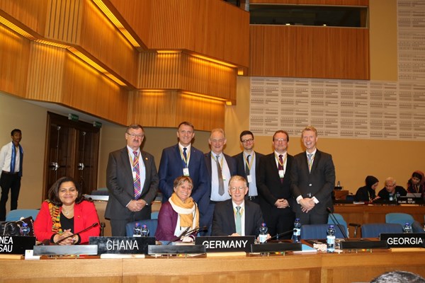 Die deutsche Delegation mit einer Vertreterin der ghanaischen Delegation in Addis Abeba.