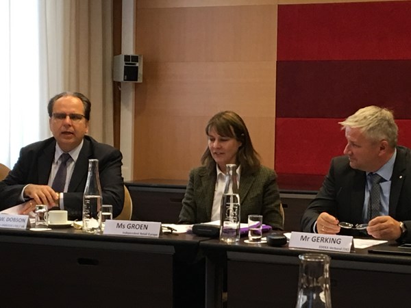 Prof. Paul Dobson mit der Generaldirektorin Else Groen und dem Präsidenten Ralf Gerking von Independent Retail Europe (v.l.)