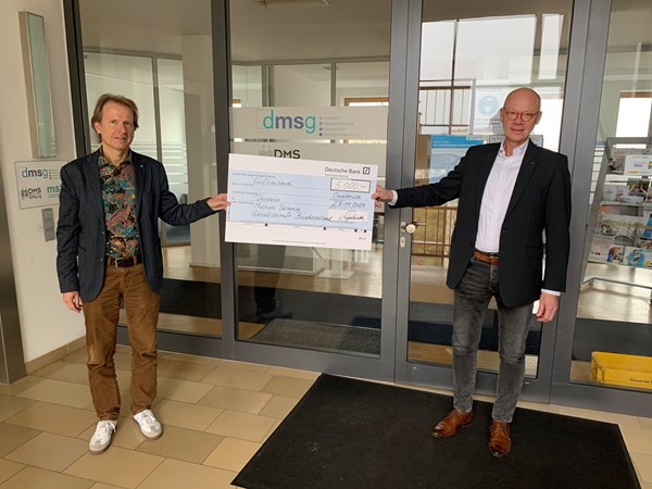 Thomas Sooth (li.), Geschäftsführer des COBA-Gesellschafters DWF aus Berlin, übergab dem Verein Straßenkinder e. V. den symbolischen Spendenscheck über 5.000 Euro. Eckhard Baumann, Vorsitzender des Berliner Vereins, nahm ihn entgegen.