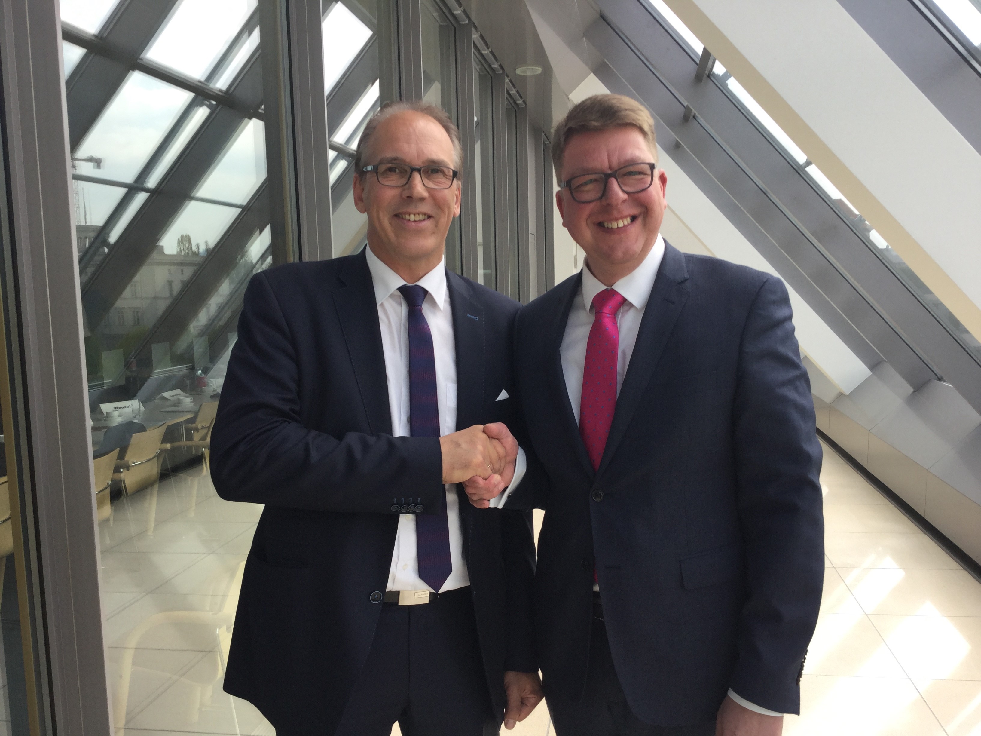 Arbeiten künftig zusammen: Dr. Ludwig Veltmann, Hauptgeschäftsführer DER MITTELSTANDSVERBUND (l.) und Torben Leif Brodersen, Geschäftsführer Deutscher Franchiseverband