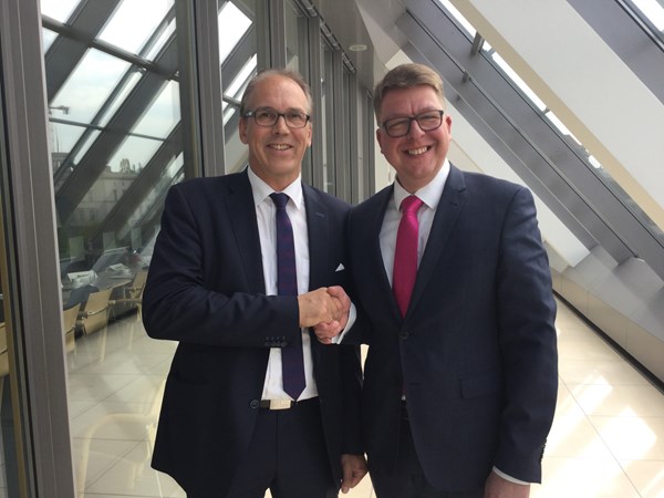 Arbeiten künftig zusammen: Dr. Ludwig Veltmann, Hauptgeschäftsführer DER MITTELSTANDSVERBUND (l.) und Torben Leif Brodersen, Geschäftsführer Deutscher Franchiseverband