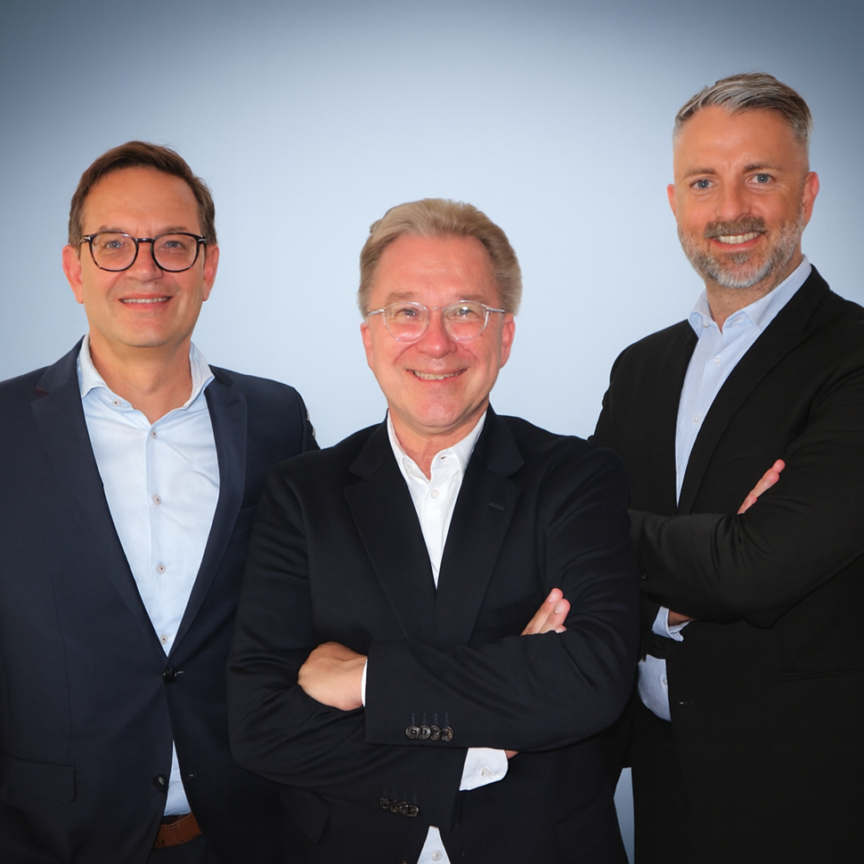 Vorstandstrio aus Albrecht Bauer, Benedict Kober und Brendan Lenane (v.l.n.r.)