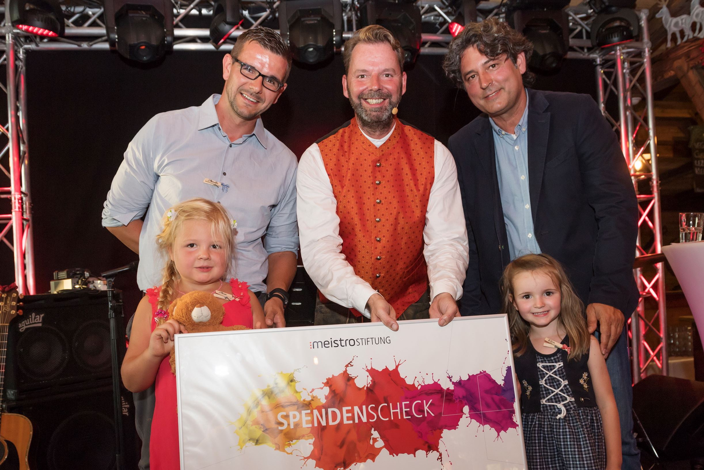 meistro-Geschäftsführer Mike Frank (m.) bei der Scheckübergabe an Thorsten Voigt (l.) und Attila Szeles (r.) vom SOS-Kinderdorf e.V. 