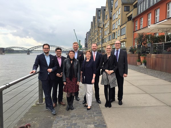 MITTELSTANDSVERBUND-Hauptgeschäftsführer Dr. Ludwig Veltmann (r.) zusammen mit der Jury des Kreativpreises 2016: (v.l.) Sebastian Deppe, Boris Hedde, Andrea Kurtz, Peter Esser, Prof. Dr. Theresia Theurl, Prof. Dr. Dirk Morschett, Dr. Katrin Glatzel