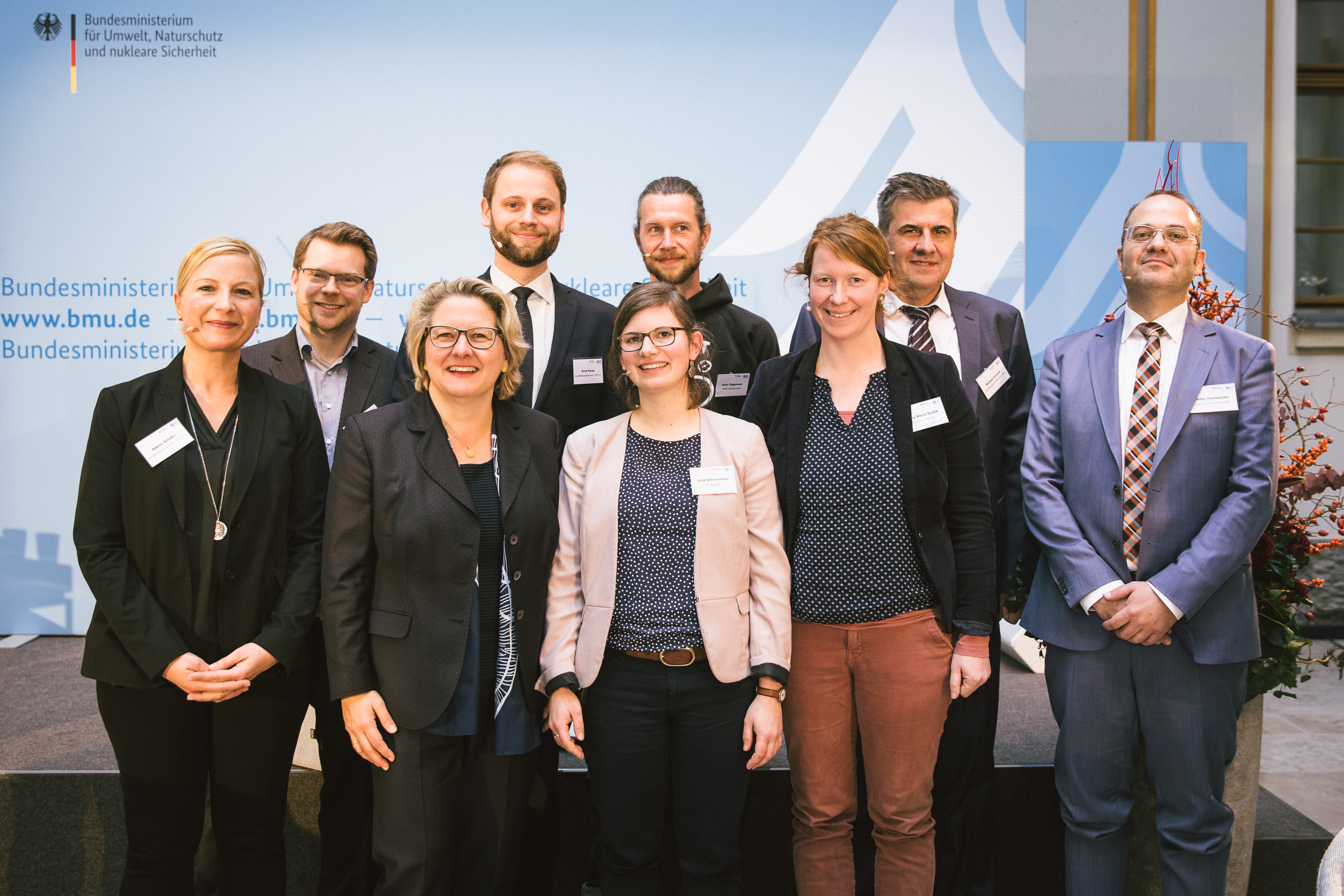 Ernst Panse, Leiter Klima und Energie und Dr. Sabine Schäfer mit Bundesumweltministerin Svenja Schulze und weiteren Teilnehmern der Veranstaltung "10 Jahre NKI".