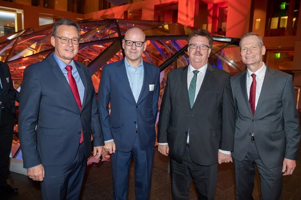 v.l.:Axel Gedaschko, Präsident des Spitzenverbandes der Wohnungswirtschaft GdW, Günter Althaus, Präsident des DGRV und des MITTELSTANDSVERBUNDES, Hans-Joachim Fuchtel, Parlamentarischer Staatssekretär bei der Bundesministerin für Ernährung und Landwirtschaft und Dr. Eckhard Ott, Vorstandsvorsitzender des DGRV